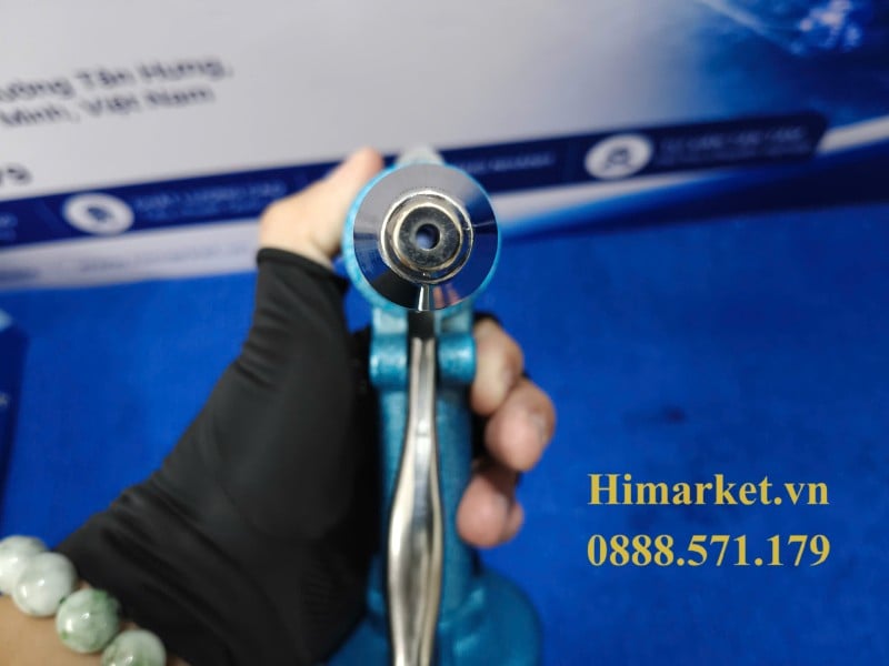 Cận cảnh mũi súng và lỗ cắm đầu rút đinh tán của Yunica YAR-500