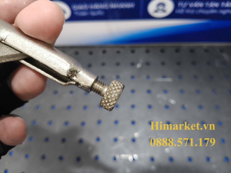 Cận cảnh núm vặn nhám điều chỉnh độ mở ngàm kìm chết Century 5 inch