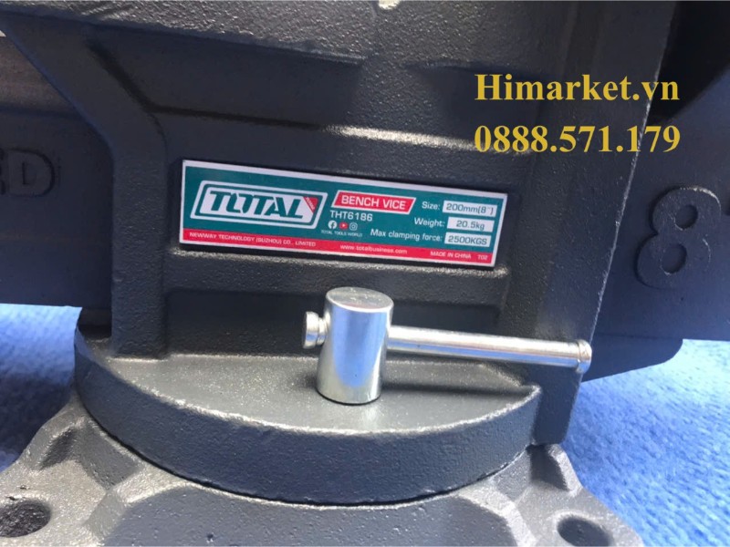 Cận cảnh tem thông số kỹ thuật lực kẹp 2500kg của ê tô Total THT6186