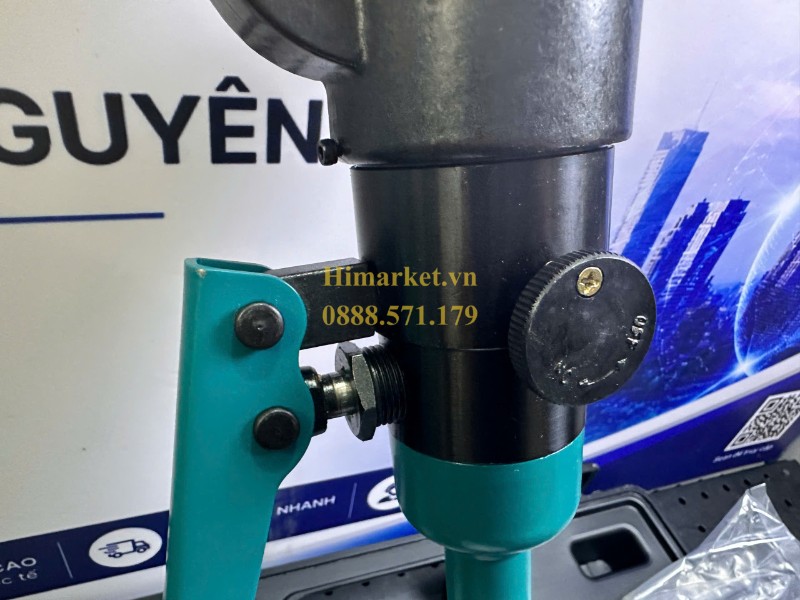 Cụm bơm thủy lực và núm xả dầu của kìm cắt thép Total THSC022