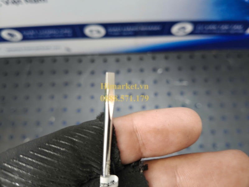 Đầu dẹp của tua vít Sata 62202 kích thước 3.2mm chụp cận cảnh