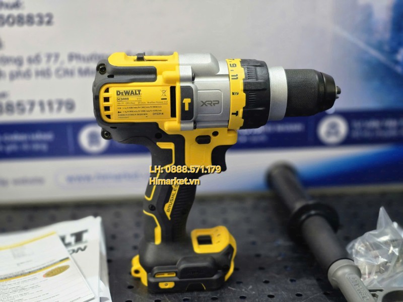 Cơ chế búa mạnh mẽ trên máy khoan pin Dewalt DCD999N-KR thách thức tường bê tông