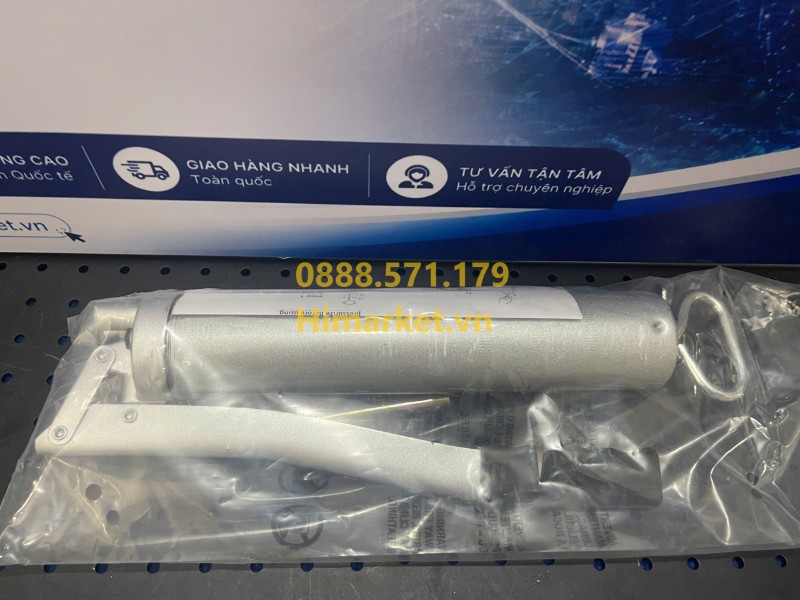 Tay cầm chống trượt và thân thép chắc chắn của súng bơm mỡ Stanley