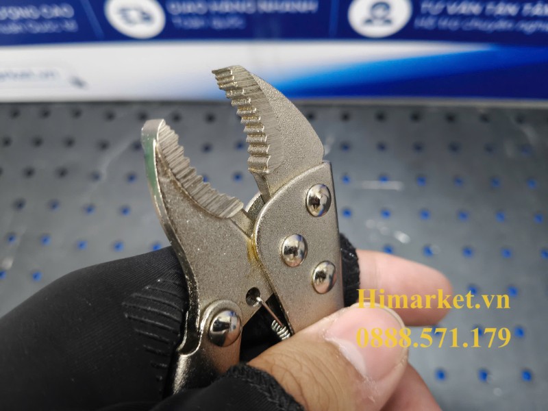 Chi tiết răng cưa chống trượt trên đầu ngàm kìm bấm chết Century 5 inch