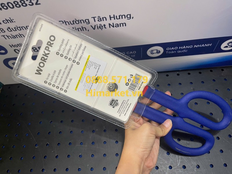 Chi tiết lưỡi kéo sắc bén và tay cầm bọc nhựa của Workpro WP214013
