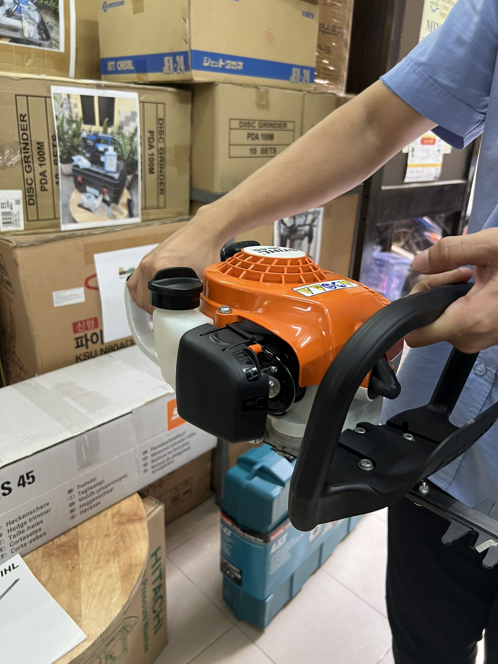 Máy Cắt Tỉa Hàng Rào Stihl HS45 cận cảnh tay cầm