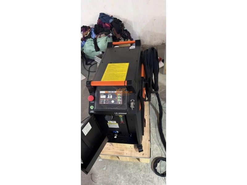 Bảng điều khiển máy hàn laser Jasic LS-20000F trong buổi bàn giao