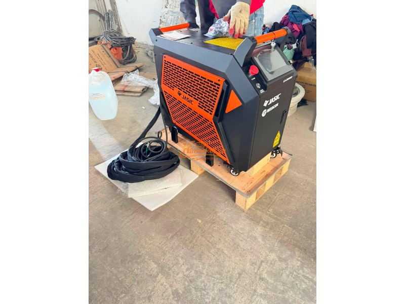 Thân máy hàn laser Jasic LS-20000F kèm dây cáp sau khi giao
