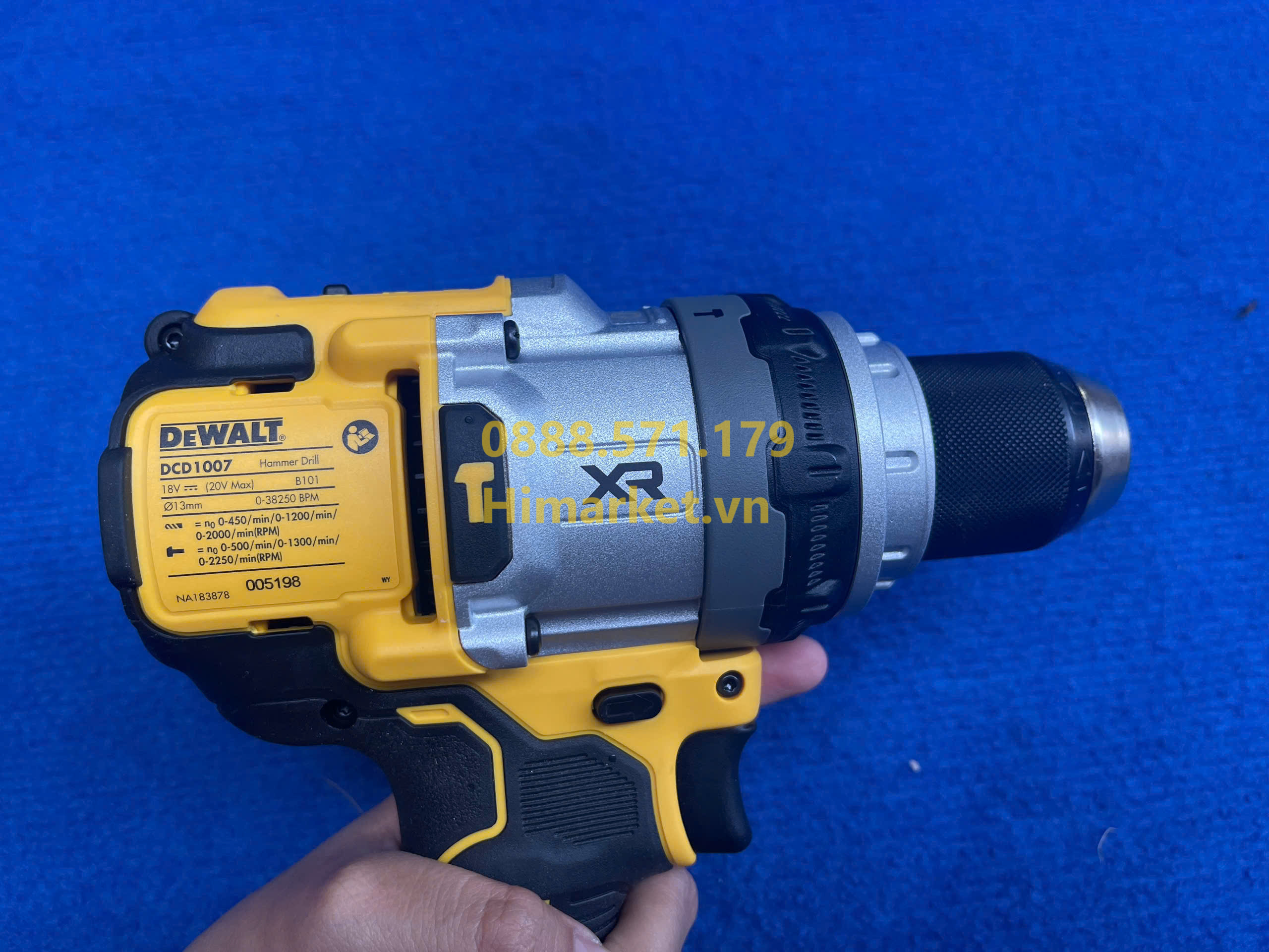 Cận cảnh đầu kẹp kim loại máy khoan Dewalt