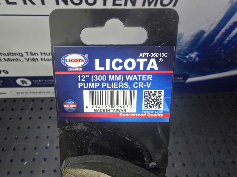 Tay cầm bọc nhựa nhám phối màu xanh đen chắc chắn của kìm Licota 300mm