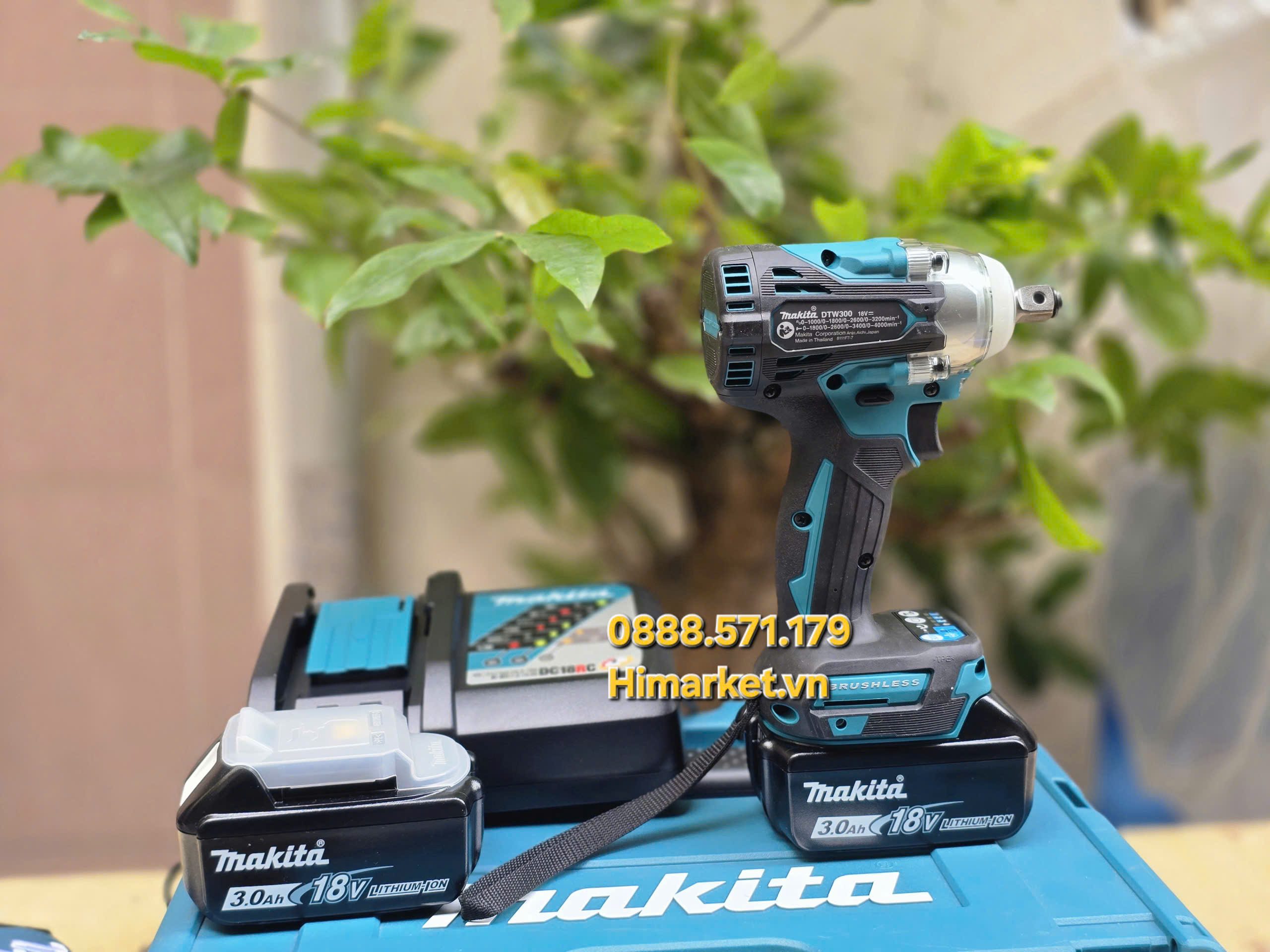 Máy Siết Bu Lông Makita DTW300RTJ góc nghiêng