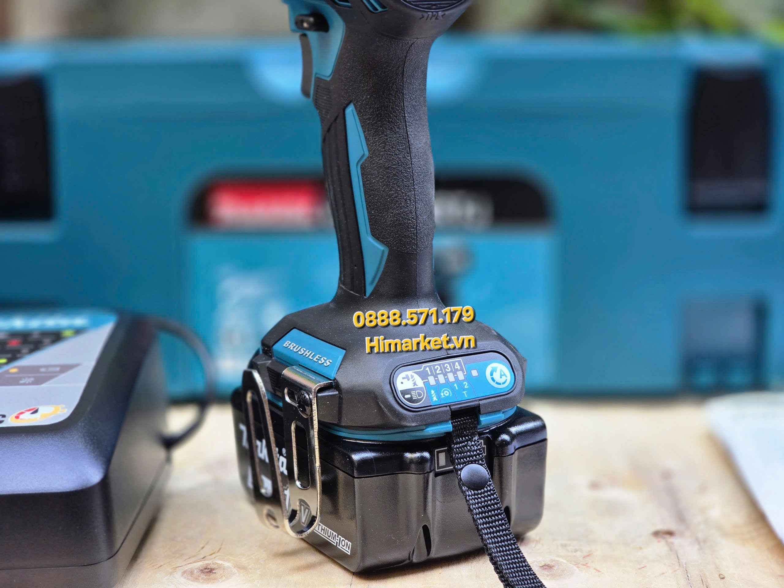 Máy vặn vít pin Makita DTD173RTJ chi tiết đầu kẹp và đèn LED