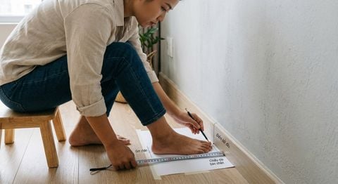 Đo kích thước bàn chân trước khi mua giày