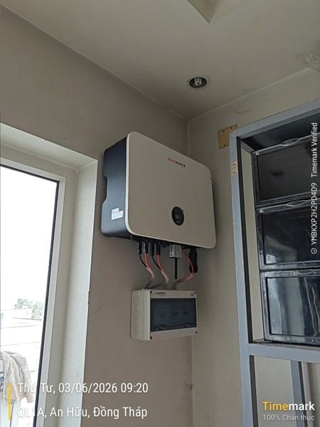 Inverter Sunways 10kW và tủ điện bảo vệ được lắp đặt tại dự án điện năng lượng mặt trời hộ gia đình Đồng Tháp