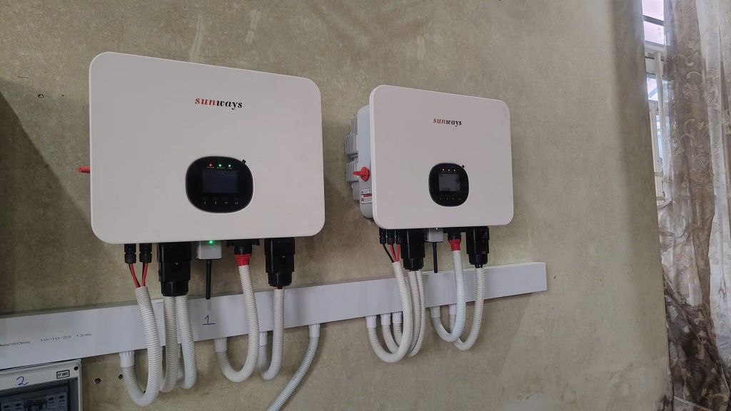 Inverter Sunways Hybrid 8 kW treo tuong