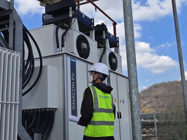 Hình ảnh kỹ sư Solar E triển khai kỹ thuật ngoài dự án