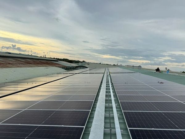 mat-bang-tong-the-gian-pin-mat-troi-jinko-solar-610wp-lap-djat-hoan-thien-tren-mai-ton-cliplock-nha-xuong