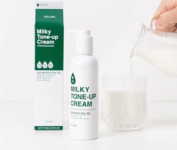 Kết cấu kem dễ tán, bám da tốt và không gây bết dính