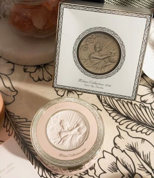 Phấn phủ Kanebo hỗ trợ duy trì lớp nền mịn và bền màu trong nhiều giờ