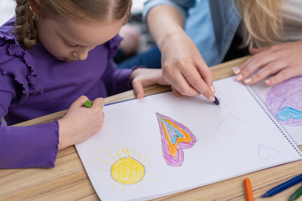 Bé thích vẽ nhưng lo nhà bẩn: Bí quyết mẹ nào cũng cần