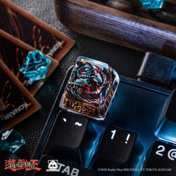 Yu-Gi-Oh! Artisan Keycap Blue-Eyes White Dragon SAR1 ProfileYu-Gi-Oh! Artisan Keycap Blue-Eyes White Dragon SAR1 Profile gắn trên bàn phím bật LED lúc trời tối