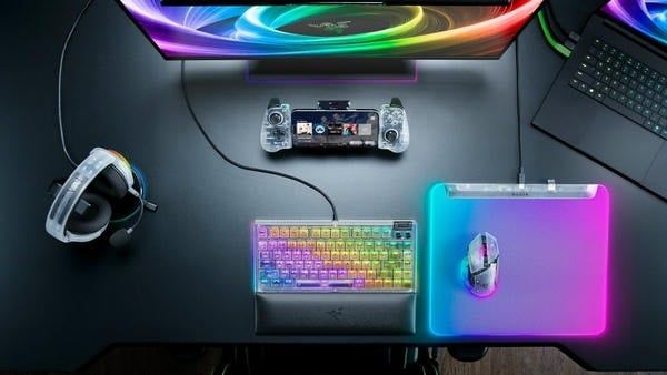 Toàn cảnh góc máy gaming rực rỡ với lót chuột phát sáng toàn bề mặt Razer nShop
