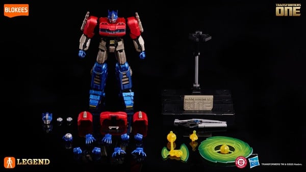 nShop bán mô hình Transformers ONE Action Edition 04 Optimus Prime Orion Pax bao gồm đế và nhiều phụ kiện