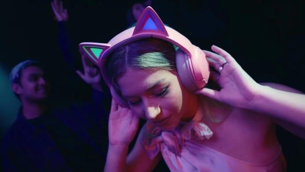 Đèn Razer Chroma RGB rực rỡ trên tai mèo Razer Kraken Kitty V2 BT RZ04-0486