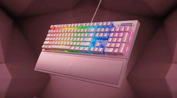 Bàn phím Razer BlackWidow V3 Quartz Edition tỏa sáng góc máy nShop