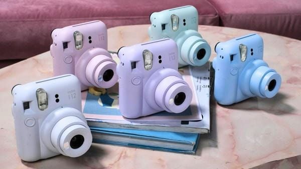 Bộ sưu tập đầy đủ 5 màu sắc pastel trẻ trung của dòng Fujifilm Instax Mini 12