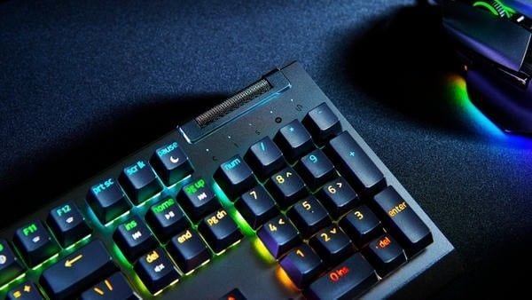 Cận cảnh núm xoay đa năng và phím Media trên Razer BlackWidow V4 X
