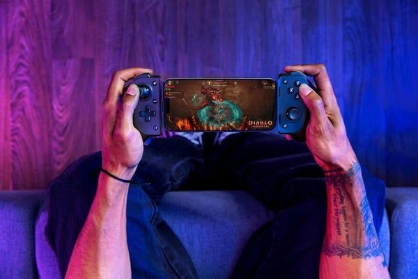Cầm nắm thoải mái khi chơi game trên tay cầm Razer Kishi V3 nShop