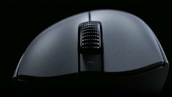 Cận cảnh nút cuộn và thiết kế mặt trước của Razer DeathAdder V4 Pro