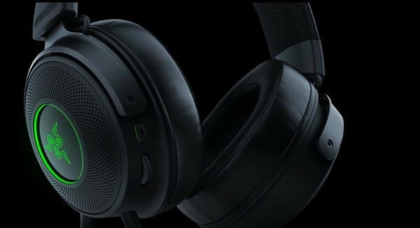 Cận cảnh tai mèo tích hợp đèn LED Chroma RGB trên Razer Kraken Kitty V3 X