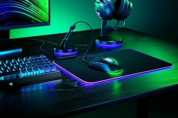 Hệ thống đèn LED Razer Chroma RGB rực rỡ dưới gầm chuột Razer Cobra