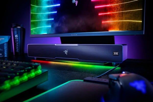 Phối cảnh setup góc máy với loa Razer Leviathan V2 hiển thị đèn LED Chroma RGB