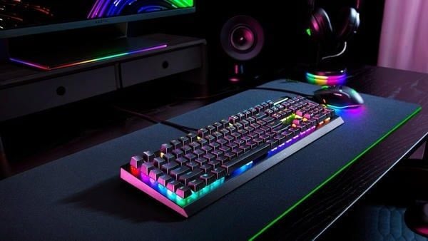 Góc nhìn chéo bàn phím cơ Razer BlackWidow V4 X trên bàn gaming