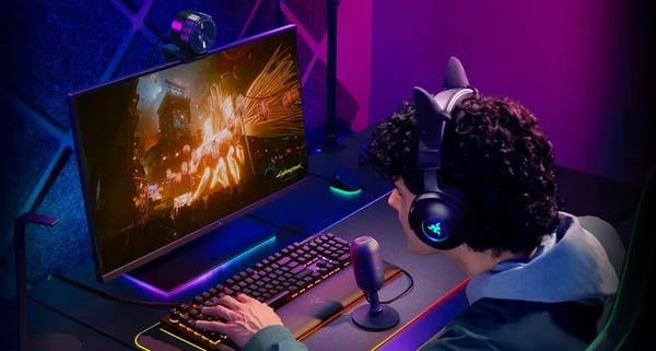 Gamer nam sử dụng micro Razer Seiren V3 Mini màu đen nShop