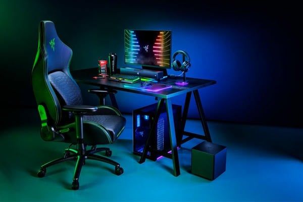Không gian giải trí chuyên nghiệp với sự kết hợp của loa và ghế gaming Razer