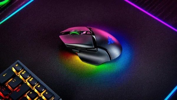 Thiết kế công thái học đặc trưng của dòng Razer Basilisk V3 Pro 35K Black