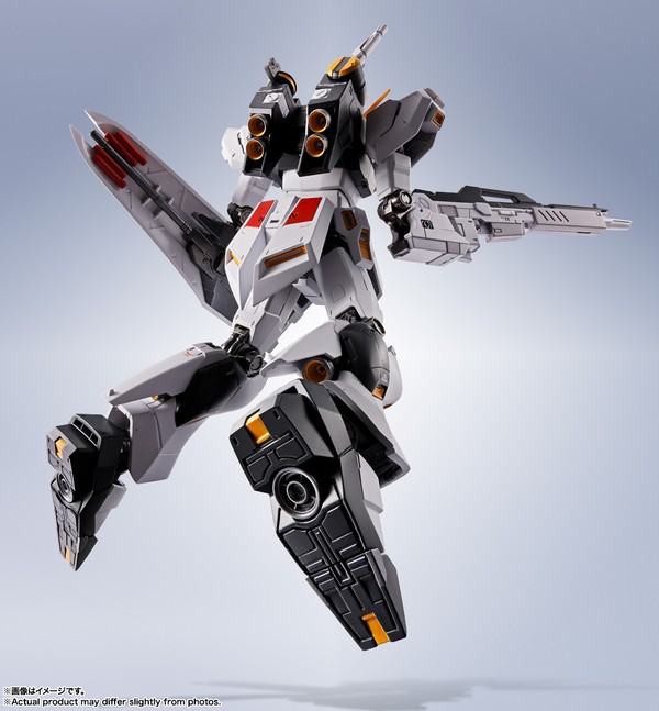 Góc chụp phía sau của Nu Gundam - Metal Robot Spirits Side MS với các chi tiết cơ khí chân thật