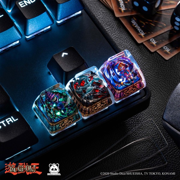 Full set Yu-Gi-Oh! Artisan Keycap Dwarf Factory gắn trên bàn phím đang bật đèn LED RGB