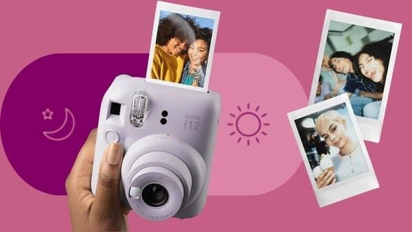 Hệ thống đo sáng tự động giúp ảnh in Instax Mini 12 luôn sáng rõ trong mọi điều kiện