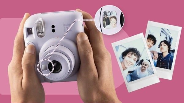 Cách sử dụng gương soi nhỏ cạnh ống kính để chụp selfie chuẩn trên Instax Mini 12