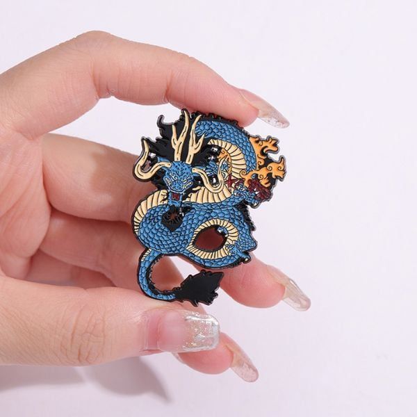 Huy hiệu kim loại One Piece - Kaidou mang thiết kế nhỏ nhắn, thích hợp để cài áo