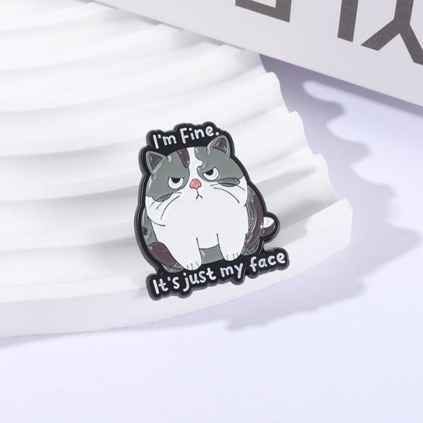 Huy Hiệu Meme Fine Face Metal Pin - màu sắc chi tiết