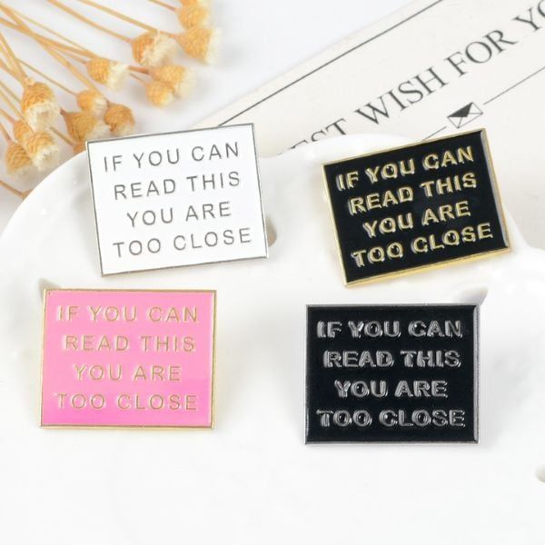 Huy Hiệu Slogan Too Close Metal Pin - phụ kiện độc lạ