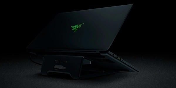 Laptop Razer Blade đặt trên giá đỡ Razer Stand Chroma mặt sau nShop