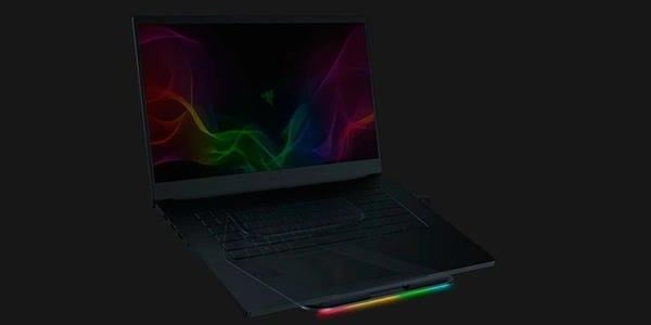 Laptop Razer Blade đặt trên giá đỡ Razer Stand Chroma phát sáng nShop