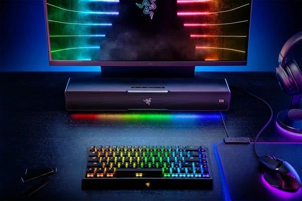 Loa soundbar Razer Leviathan V2 thiết kế gọn gàng đặt vừa vặn dưới màn hình